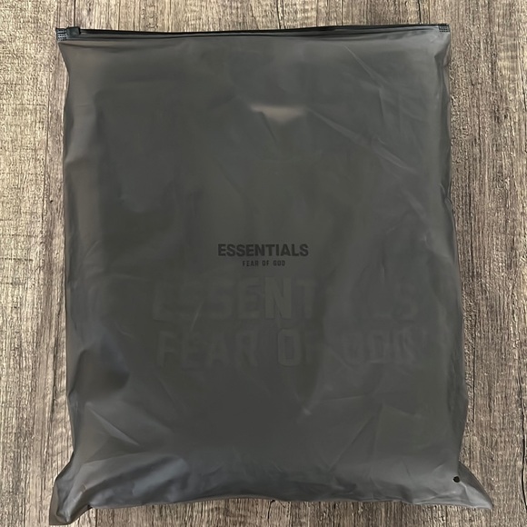 NWT - Essentials Fear Of God Off Black RELAXED Crewneck - Size M - Picture 10 of 11